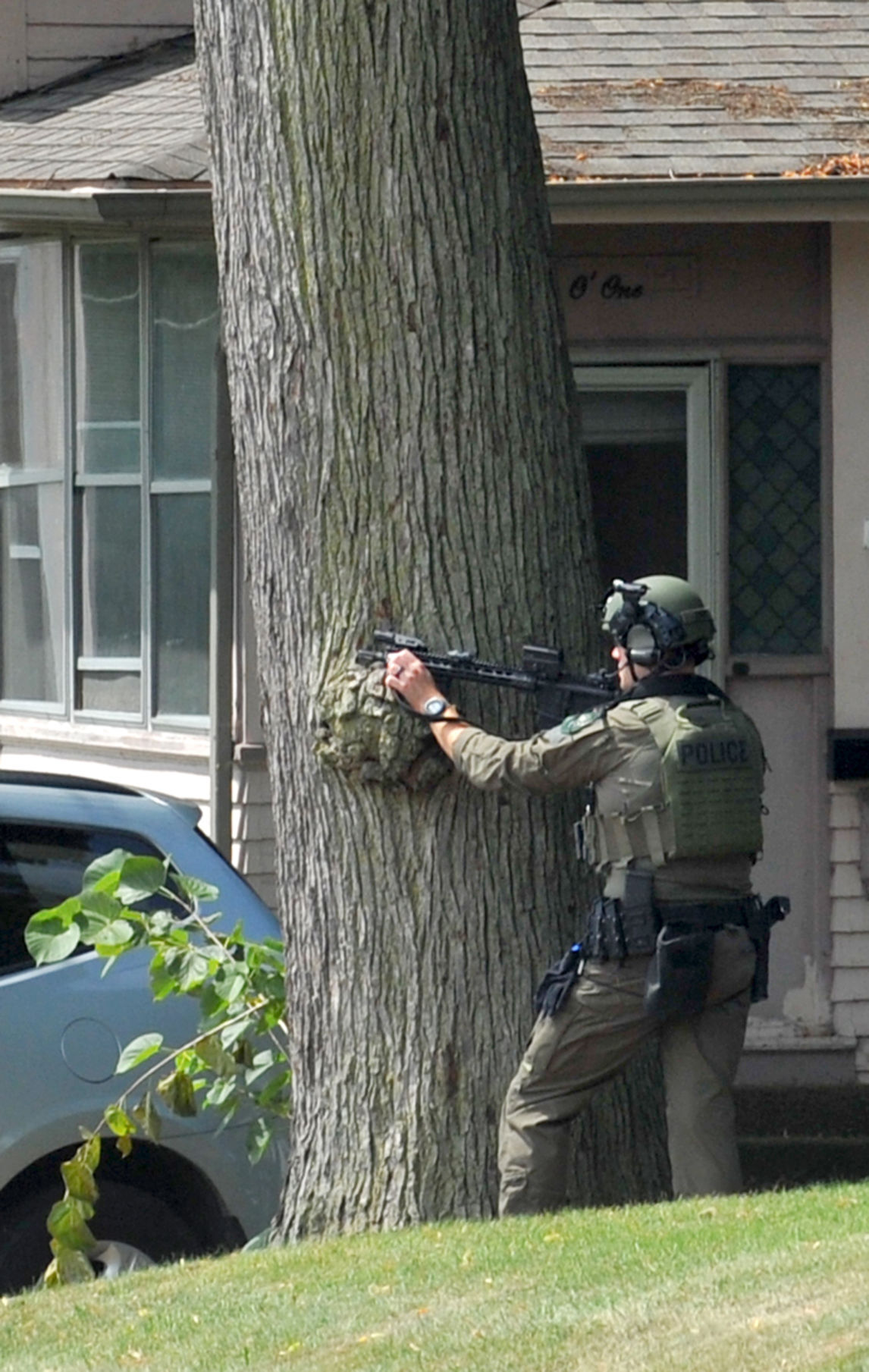 070921-qc-nws-standoff-056